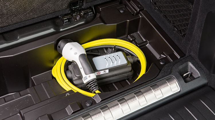 Das Ladekabel des BMW X5 PHEV befindet sich unter dem doppelten Ladeboden im Gepäckabteil.