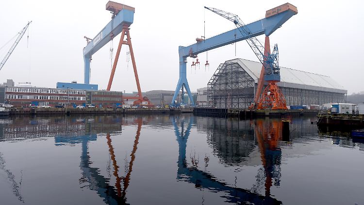 In der Werftanlage arbeiten etwa 2800 Mitarbeiter der ThyssenKrupp Marine Systems (TKMS).