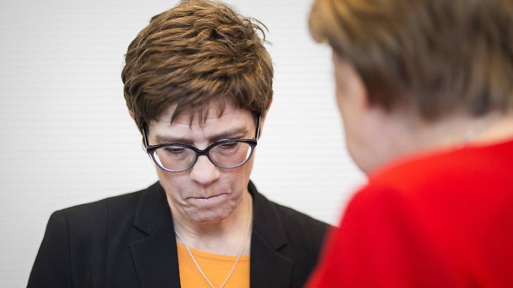 Annegret Kramp-Karrenbauer im Gespräch mit Angela Merkel. Die eine scheint der CDU nicht helfen zu können, die andere nicht zu wollen.