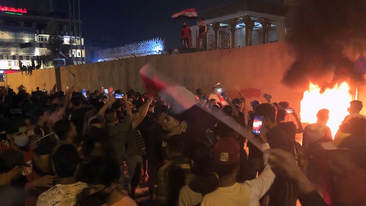 In Kerbela versuchten Demonstranten, das iranische Konsulat in Brand zu setzen.