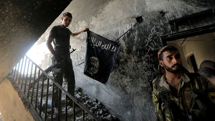 Kurdische Milizen machen im syrischen Rakka Jagd auf IS-Kämpfer: Gefangene mit ausländischem Pass will die Türkei nun loswerden. 