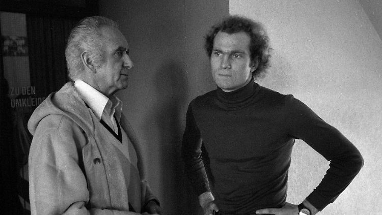 Damals, 1977: Uli Hoeneß mit Lehrmeister Robert Schwan. Ein Jahr später vermittelte Hoeneß noch als Spieler einen ersten Sponsorenvertrag an seinen FC Bayern. 1979 wurde er mit 27 Jahren Manager der Münchner.