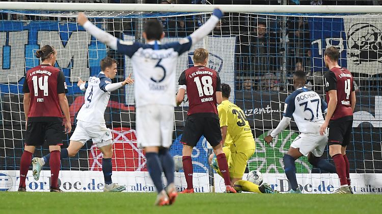 Simon Lorenz nutzte den Patzer von FCN-Keeper Benedikt Willert zum 2:0.