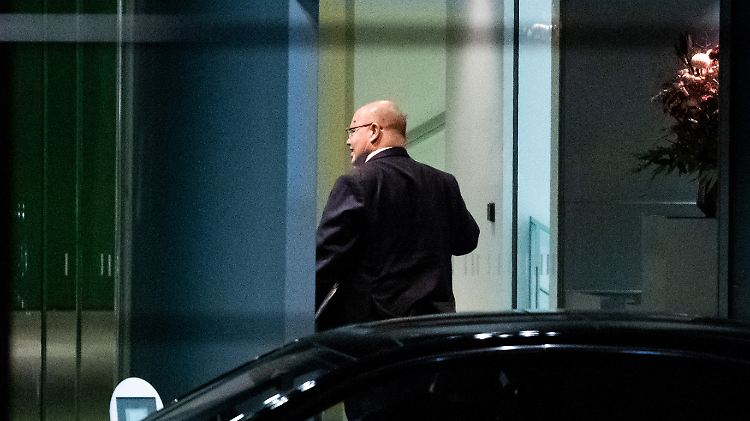 Erstmals seit seinem Sturz wieder im Dienst: Altmaier auf dem "Autogipfel" im Kanzleramt.