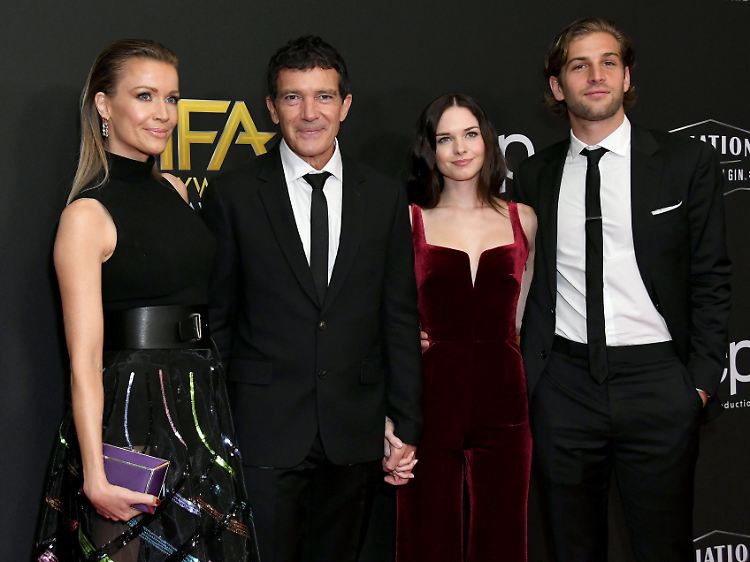 Antonio Banderas kam mit seiner Freundin Nicole Kempel, Tochter Stella und deren Partner Eli Meyer.