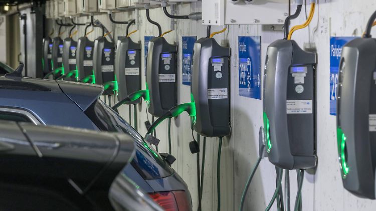 Bisher gibt es in Deutschland nur 21.000 Ladepunkte - bald sollen 50.000 neue hinzukommen.