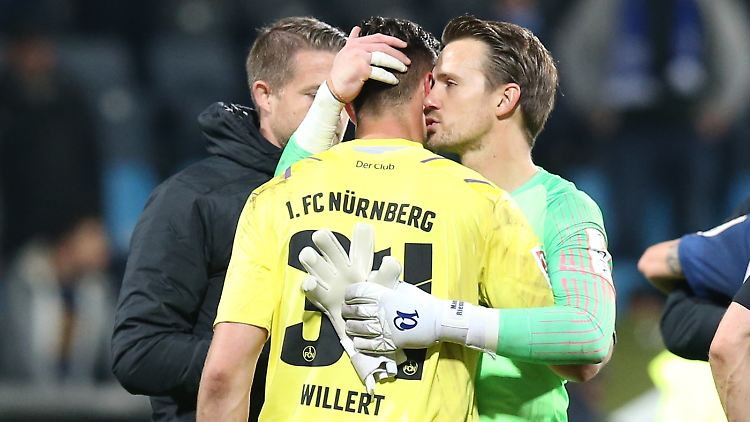Torhüter tröstet Torhüter: Bochums Manuel Riemann und der Nürnberger Benedikt Willert.