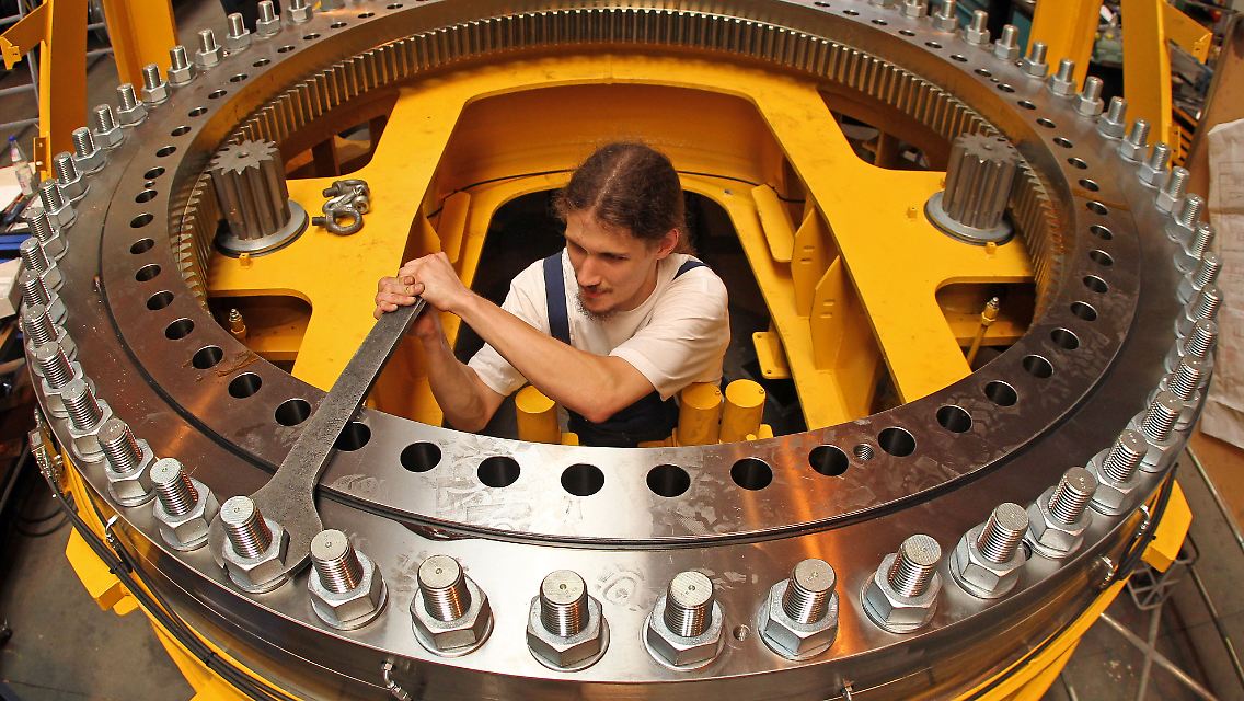 Am Drehgestell eines Eisenbahndrehkrans "Multi Tasker 1600" der Kirow Ardel AG in Leipzig.