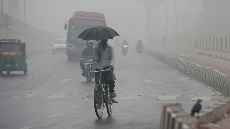 Neu-Delhis Einwohner kämpfen sich durch den Smog.