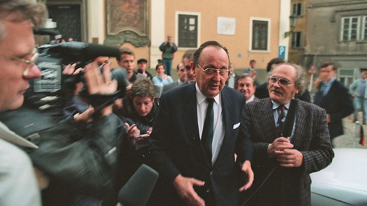 30. September 1989: Außenminister Hans-Dietrich Genscher (Mitte) in der westdeutschen Botschaft in Prag.