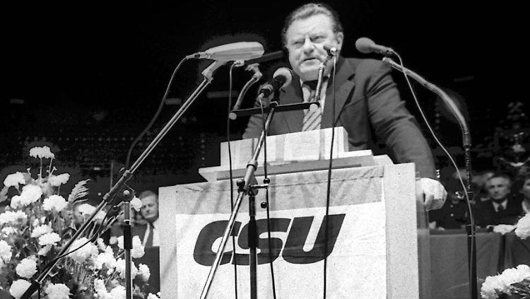Franz-Josef Strauß steht ab 1978 an der Spitze Bayerns, Sohn Max ist beeindruckt.