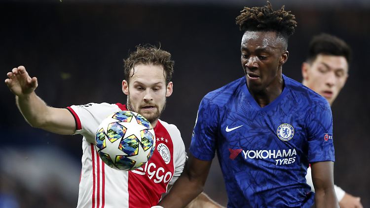 Ajax' Blind und Chelseas Goalgetter Abraham kämpfen um den Ball.