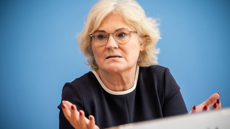 "Die Mehrheit der Gesellschaft weiß sehr wohl, wo die Grenze ist und wo es in den strafrechtlichen Bereich geht", sagt Christine Lambrecht über Beleidigungen im Netz.