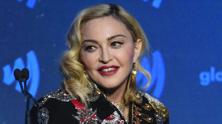Madonna gibt auf Instagram laszive Stimmübungen zum Besten.