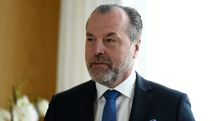 Clemens Tönnies trat trotz seiner "Enthaltsamkeitsfrist" bei der Verleihung des NRW-Landesverdienstordens an Manuel Neuer in Erscheinung.