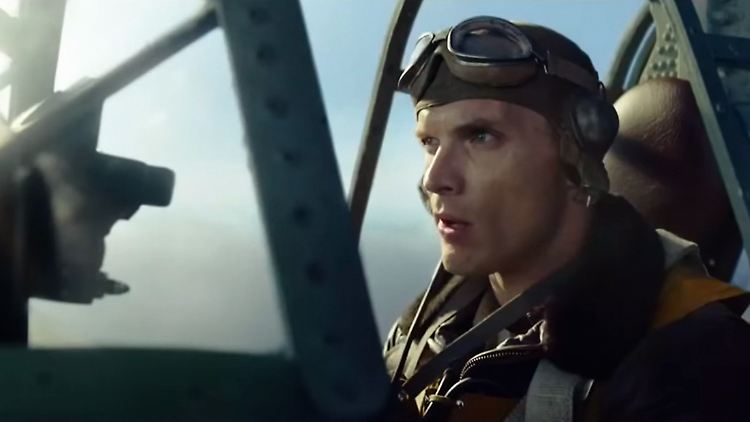 Ed Skrein als waghalsiger Pilot Dick Best. 