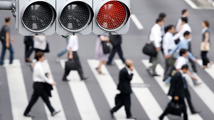 "Karoshi" - Tod durch zuviel Arbeit. Das Phänoment ist in Japan seit den 70er Jahren bekannt, aber bis heute tun sich Politik und Gesellschaft schwer, es wirksam zu bekämpfen.