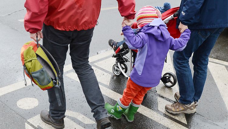 Auch unverheiratete Paare können in Zukunft ihre Stiefkinder adoptieren.