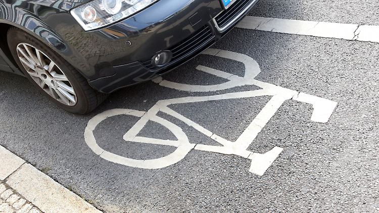 Parken auf dem Radstreifen kann zukünftig bis zu 100 Euro kosten. 