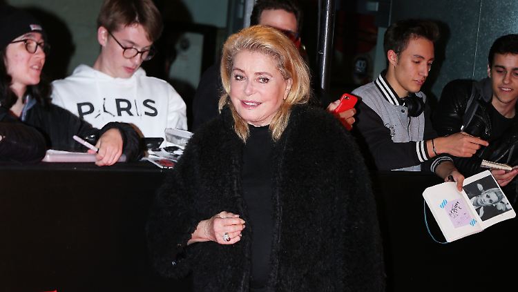 Im Oktober widmete sich Deneuve auf einer Filmpremiere ihren Fans. 