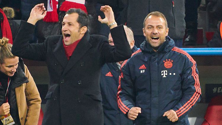 Erleichterung pur: In einer zähen Partie bejubeln Interimstrainer Hansi Flick und Sportdirektor Hasan Salihamidzic das 1:0 des FC Bayern gegen Olympiakos Piräus.