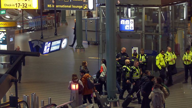 Am Flughafen Amsterdam-Schiphol kam es durch ein Versehen zu einem Großeinsatz der Polizei.