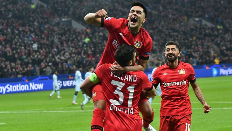 Leverkusen kann doch noch selber Tore schießen: Kevin Volland jubelt nach seinem Treffer zum 2:0 mit Nadim Amiri und Kerem Demirbay.