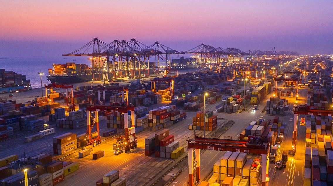 Unterm Strich legte der chinesische Außenhandel damit um 3,4 Prozent auf einen Wert von rund 413 Milliarden US-Dollar zu. Zwar laufen die Geschäfte wieder an, seit Januar gerechnet muss China aber noch immer ein Minus beim Außenhandel von 4,8 Prozent im Vergleich zum Vorjahr hinnehmen.