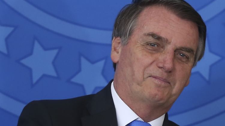Brasiliens Präsident Bolsonaro löst sein Wahlversprechen einer Reform des Waffenrechts ein - in deutlich abgespeckter Form.  