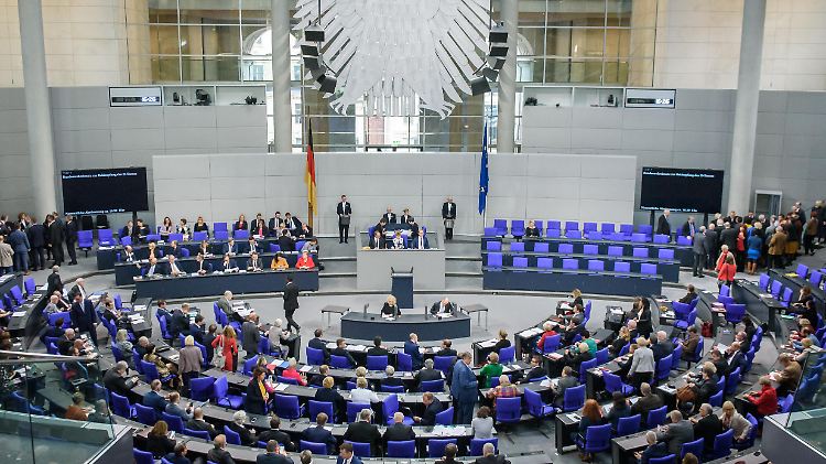 Die Zahl der Abgeordneten sollte alle vier Jahre um 40 Sitze reduziert werden, bis eine angemessene Zahl erreicht ist, meint Peter Altmaier.