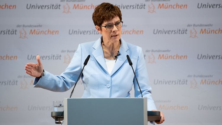 Kramp-Karrenbauer erwartet eine "Kontroverse" zu ihren Vorschlägen.