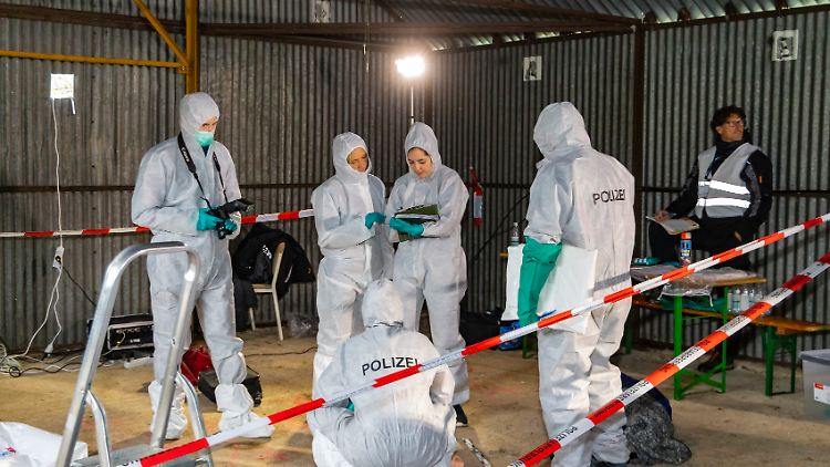 Kriminaltechniker sichern wichtige DNA-Spuren, die später im Labor untersucht werden.