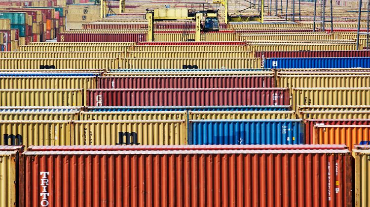 Container warten in Europas größtem Hafen, Rotterdam.