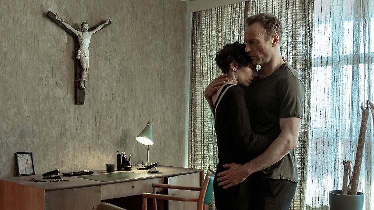 Rubin (Meret Becker) und Karow (Mark Waschke) kommen sich in der Wohnung des Mordopfers näher.