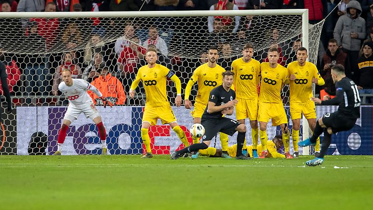 Diesen Freistoß verwandelte Filip Kostic direkt zum zwischenzeitlichen 1:1-Ausgleich.