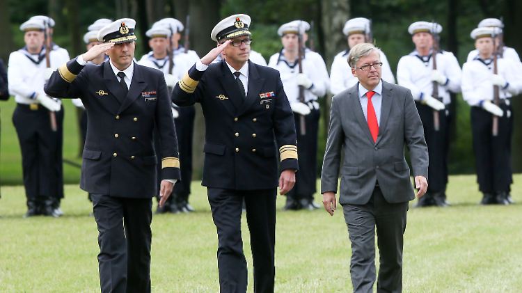 "Die Truppe plagen bereits jetzt Engpässe", beklagt der Wehrbeauftragte Hans-Peter Bartels (r.).