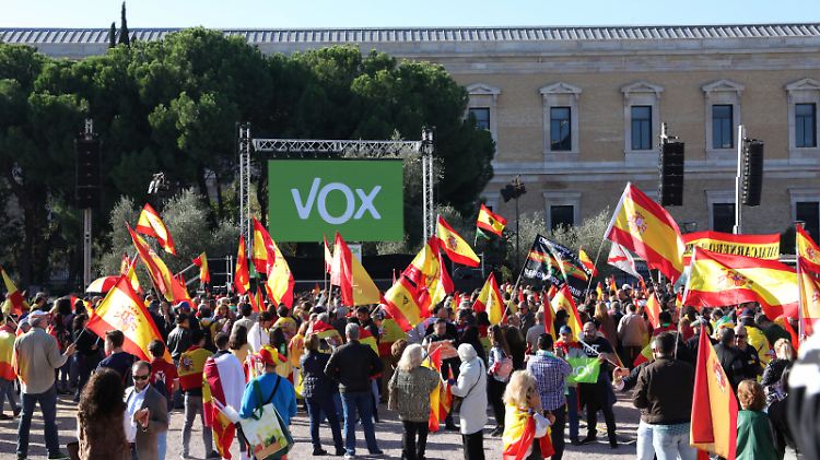 Die rechtsradikale Partei Vox protestierte gegen die Exhumierung des spanischen Ex-Diktators Franco aus dessen Mausoleum.