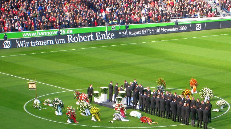 Wenige Tage nach dem Tod von Enke nahmen seine Fans im Hannoveraner Stadion Abschied.