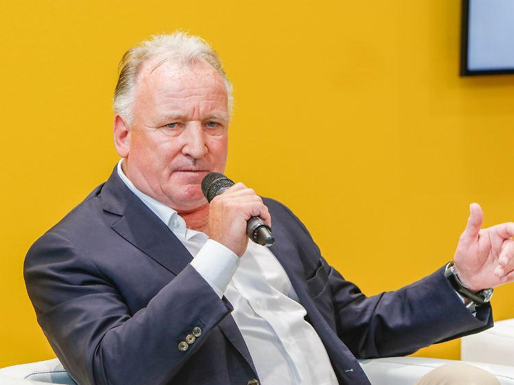 Auch mit 59 Jahren hat Andreas Brehme noch viel zu erzählen.