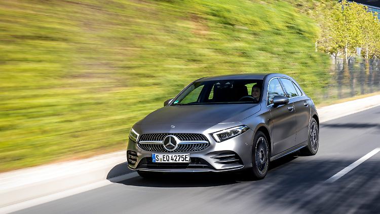 Mercedes gibt die rein elektrische Reichweite des A 250e mit 68 Kilometern nach WLTP an.