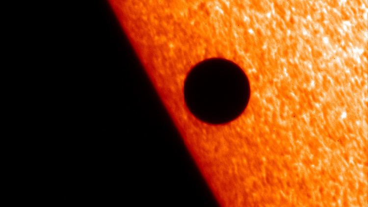 Dieses Bild von Merkur, der vor der Sonne vorbeizieht, wurde mit dem optischen Weltraumteleskop "Hinode" aufgenommen.