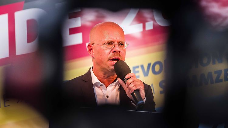 Kalbitz bestritt oder relativierte bislang alle Vorwürfe zu seinen Verbindungen zu Rechtsextremisten.