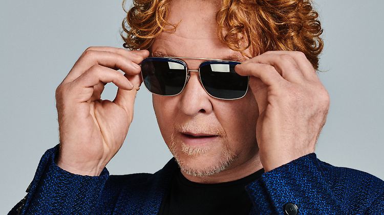 Still red after all those years: Mick Hucknall. 