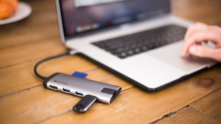 Der Verbatim Multiport Hub 49142 hat die Anschlüsse, die unter anderem dem MacBook Pro fehlen.
