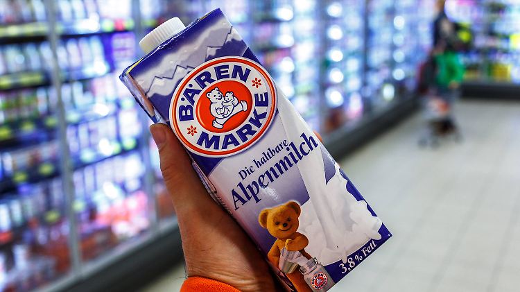 Ein Blick auf das Haltbarkeitsdatum ist empfehlenswert: Bärenmarke-Milch mit dem Datum vom 30. November sollte nicht getrunken werden.