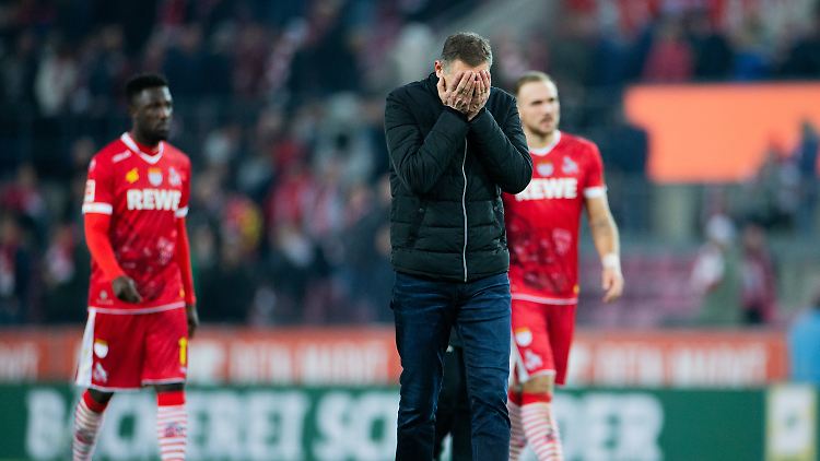 Was soll er denn machen? Kölns Trainer Achim Beierlorzer nach dem Schlusspfiff.