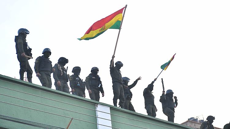 Nicht alle Polizisten kämpfen gegen die Demonstranten, einige wechseln offenbar die Seite.