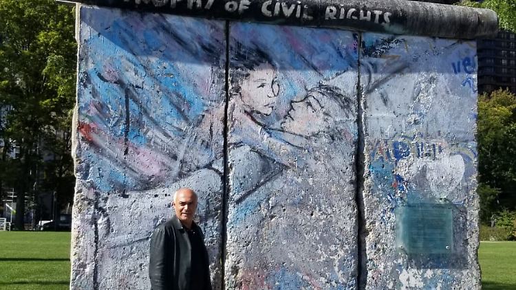 Der deutsch-iranische Künstler Kani Alavi konnte erstmals das Mauerstück mit einem seiner Bilder in New York besuchen. 