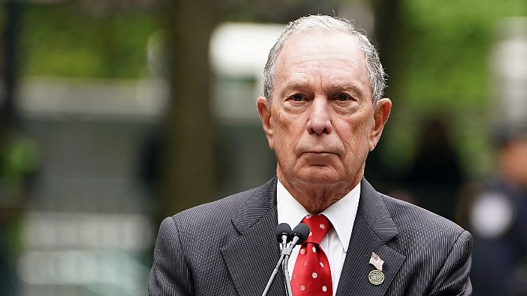 Michael Bloomberg hält die Frist: Er reicht seine Unterlagen in Alabama ein.
