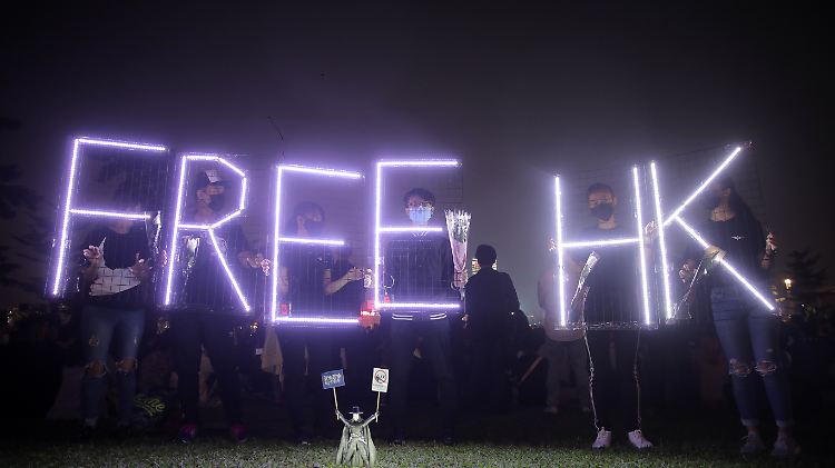 Die Demonstranten fordern eine unabhängige Untersuchung für den Tod von Alex Chow.